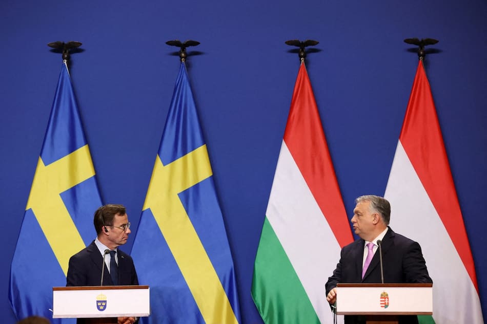 Ulf Kristersson, primer ministro de Suecia, y Viktor Orban, primer ministro de Hungría. Foto: Reuters.