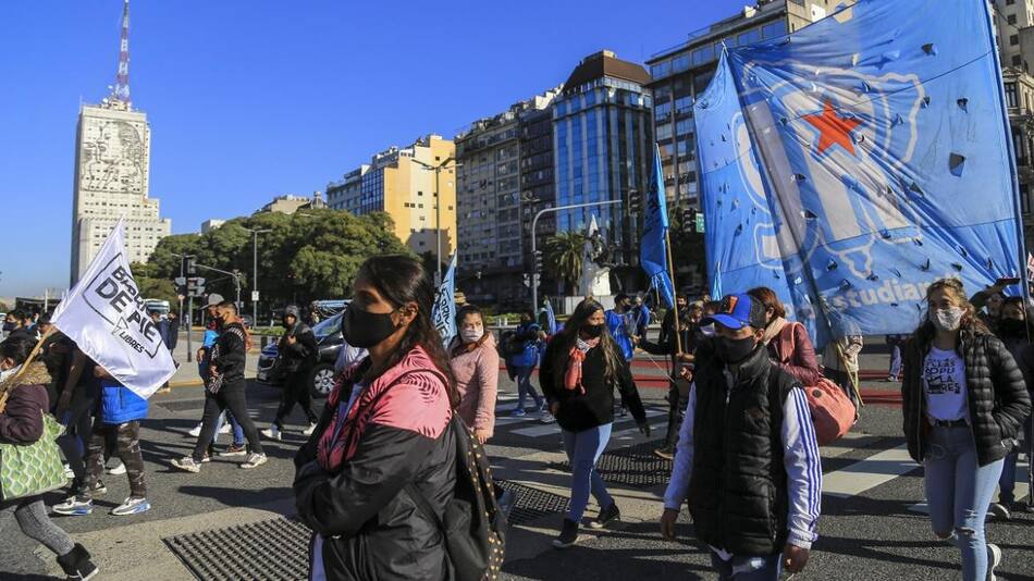 Protesta de organizaciones sociales en el centro porteño, NA.