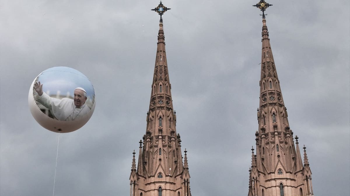 Globo con la imagen del papa Francisco en la basílica de Luján. Foto: Reuters (Martin Cossarini)