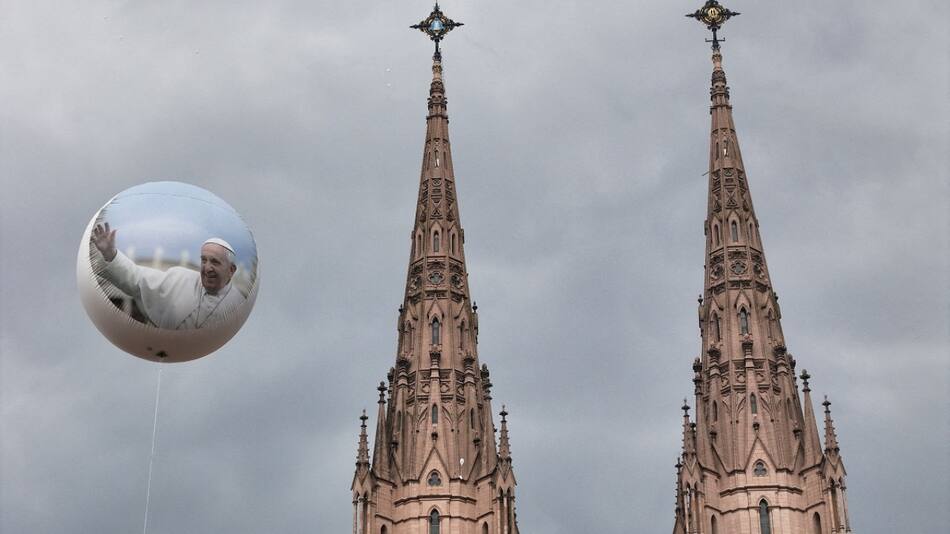 Globo con la imagen del papa Francisco en la basílica de Luján. Foto: Reuters (Martin Cossarini)