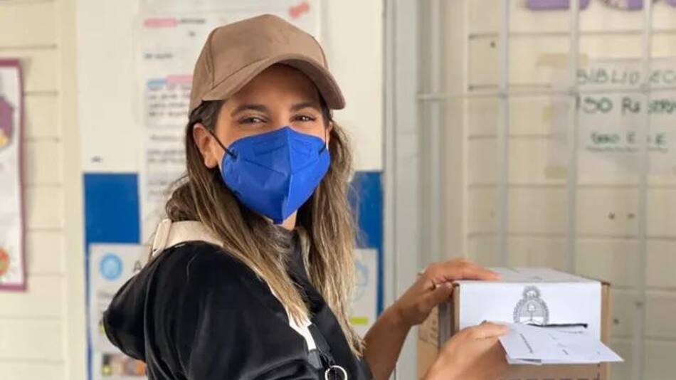 Cinthia Fernández emitiendo su voto