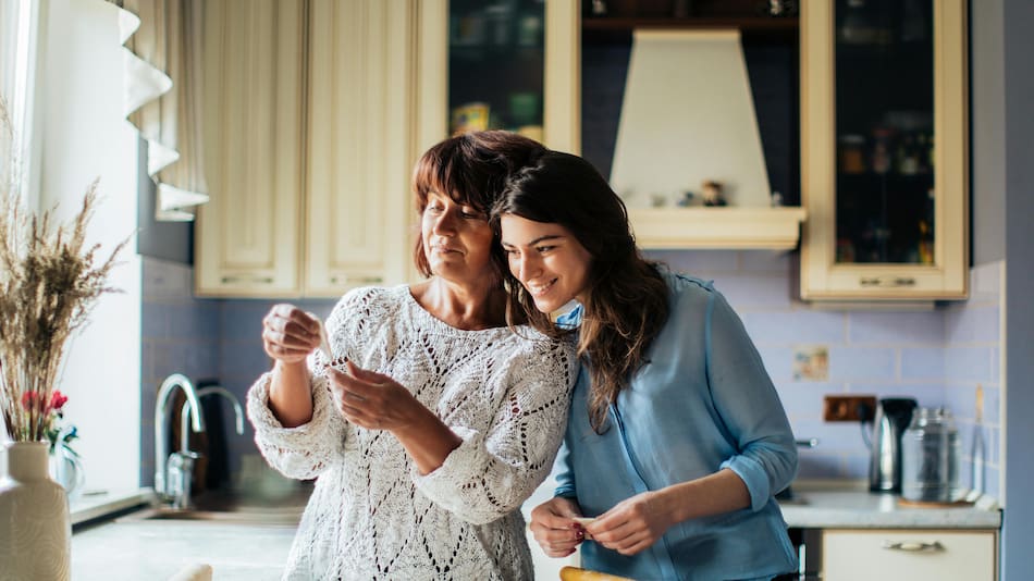 La suegra, que es la madre de cada uno de los cónyuges de la pareja, representa un papel muy importante y notable dentro de un matrimonio y dentro de la familia. Foto: Pexels.