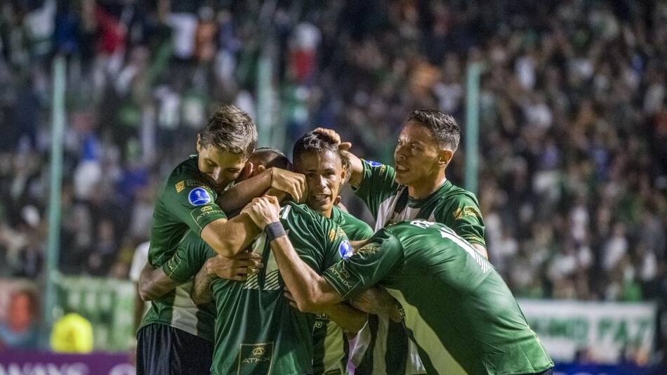 Banfield venció al Santos y tuvo un debut soñado en la Copa Sudamericana. Foto NA