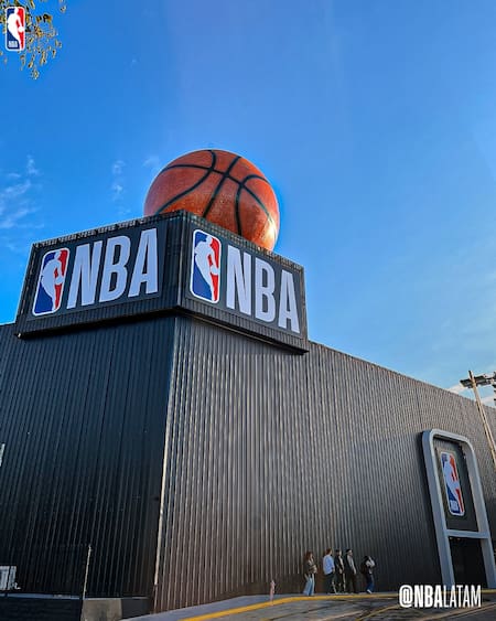 Llegó la primera NBA Store a Buenos Aires. Foto X @NBALatam