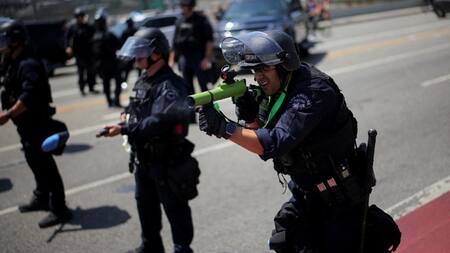 La violencia se apoderó de las calles de Los Ángeles, California. Foto: Reuters (Daniel Cole)