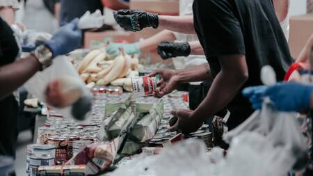 Trabajo comunitario. Foto: Unsplash.