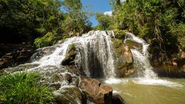 Tierra colorada y un laberinto natural: cuál es el pueblito escondido en Misiones que atrae miles de turistas por sus 7 saltos
