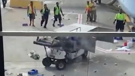 Carrito de catering pierde el control en aeropuerto de Chicago