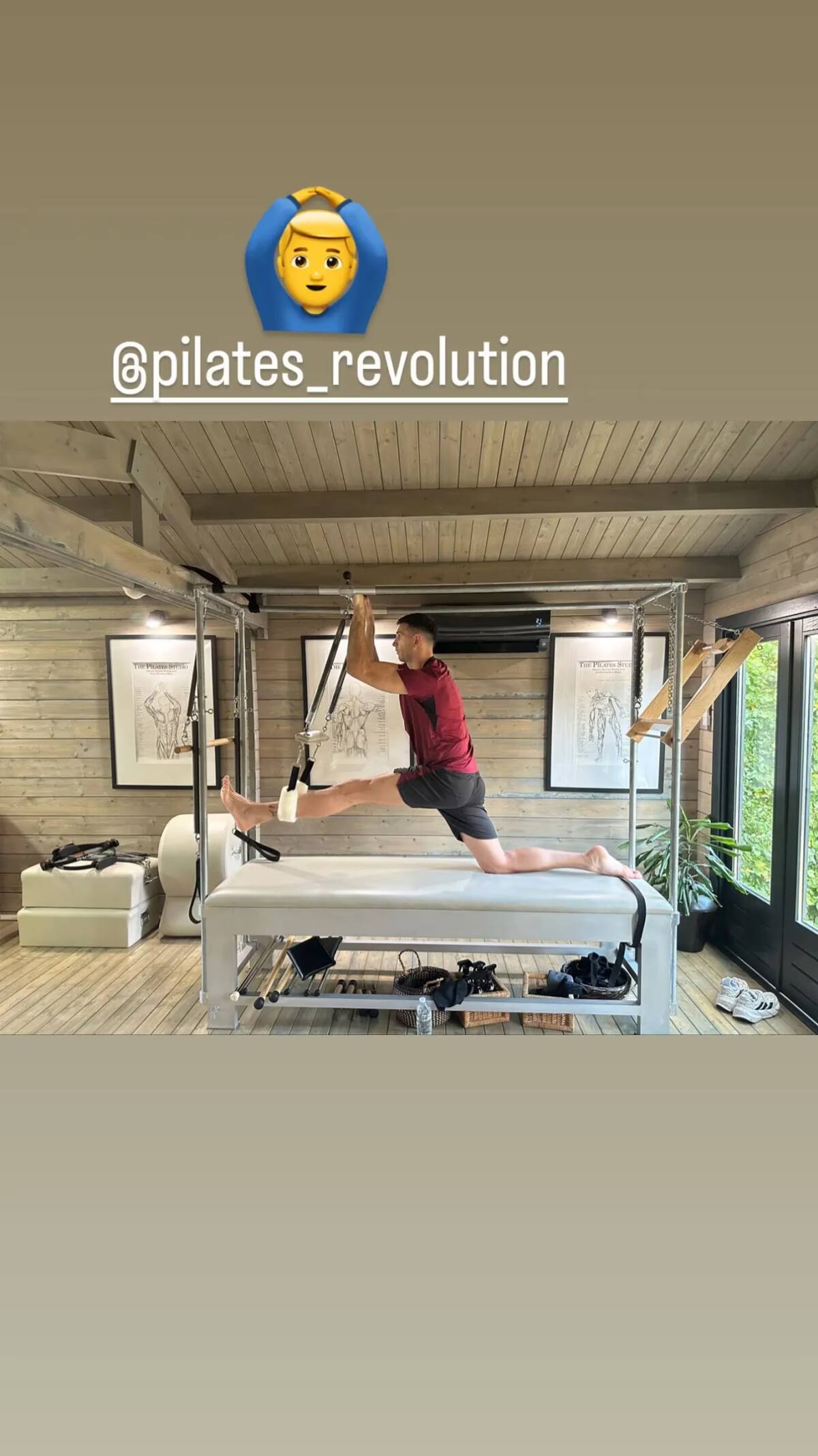 El Dibu practicando pilates. Foto: Instagram @emi_martinez26