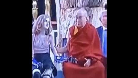 Dalai Lama acarició a una menor. Foto: Captura de pantalla.