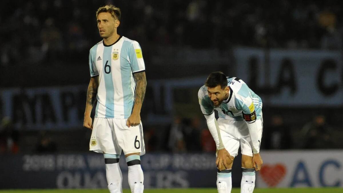 Lucas Biglia junto a Lionel Messi. Foto: NA