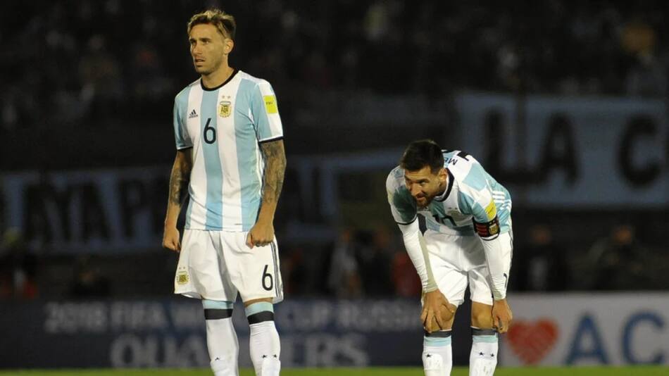 Lucas Biglia junto a Lionel Messi. Foto: NA