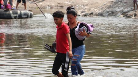 Cruce de migrantes ilegales. Foto: EFE