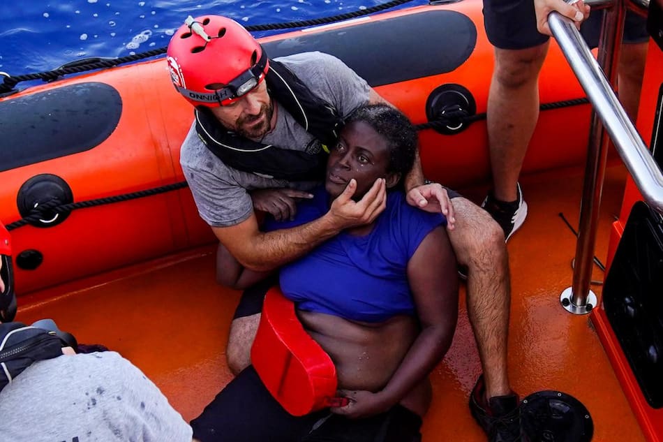 Náufraga aferrada a dos muertos para sobrevivir rescatada en Mediterráneo, Reuters