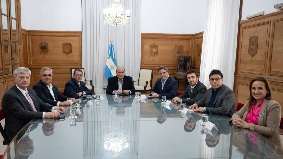 Guillermo Francos junto a gobernadores