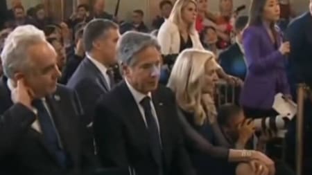 Reacción de Antony Blinken durante la conferencia de prensa de Joe Biden. Foto: Captura de video.