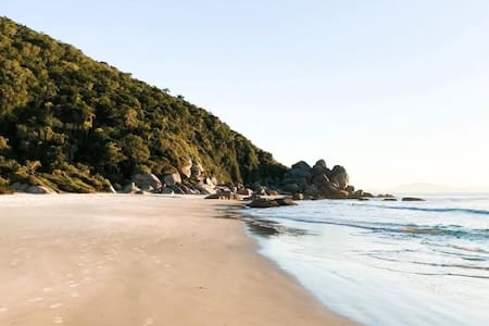 Praia de Palmas, en Governador Celso Ramos, Brasil. Foto: Instagram / praiadepalmas.