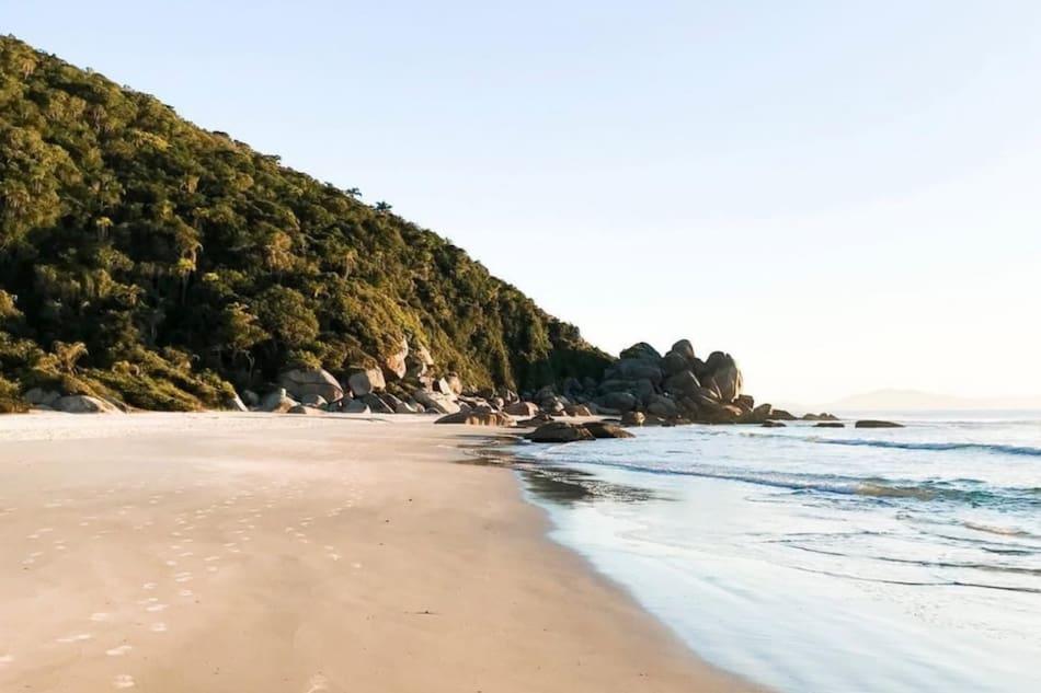 Praia de Palmas, en Governador Celso Ramos, Brasil. Foto: Instagram / praiadepalmas.