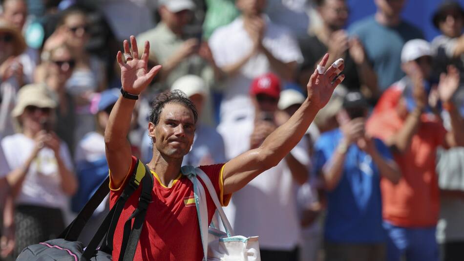 El tenista español Rafa Nadal se despide del público tras caer ante el serbio Novak Djokovic en el partido celebrado en el marco de los Juegos Olímpicos de París, este lunes. EFE/ Juanjo Martín.