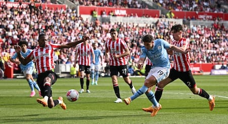 Julián Álvarez, titular en la caída del Manchester City. Foto: Reuters.