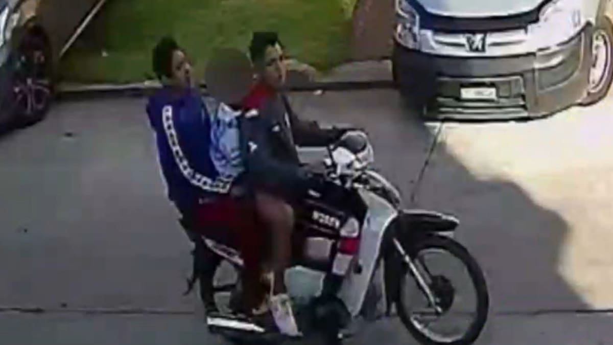 Los tres sujetos siguen prófugos. Foto: captura video.