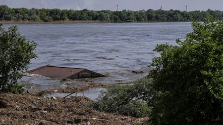 Destrucción de la represa en Jersón. Foto: Reuters.