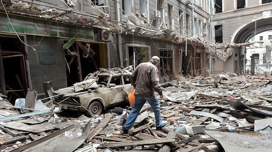 Edificios dañados tras un bombardeo en Járkov