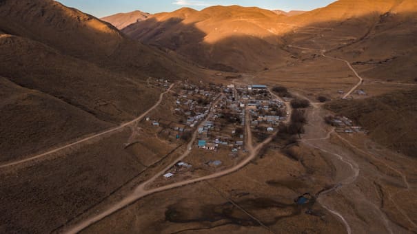 El pueblo argentino que permite caminar por el cielo: dónde queda el maravilloso lugar que invita a descansar y conectarse con uno mismo
