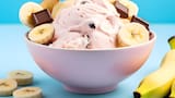 Helado de banana split casero: cómo preparar este postre sin azúcar de más, cremoso y listo en minutos
