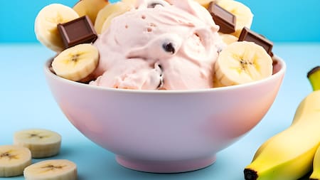 Helado de banana split casero: cómo preparar este postre sin azúcar de más, cremoso y listo en minutos