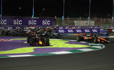 La maniobra que penalizó a Max Verstappen en el GP de Arabia Saudita. Foto: Reuters (Jakub Porzycki)