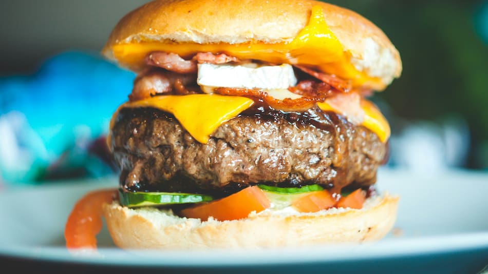 ¿Te apetece? Ofrecen hamburguesa con queso a $999. Foto: Unsplash.