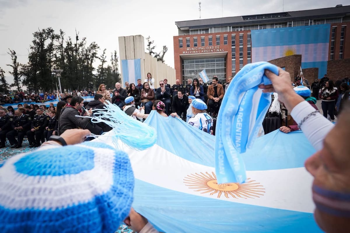 Acto por el Día de la Independencia en Malvinas Argentinas.