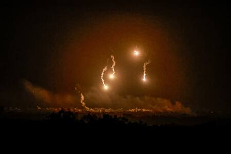 Bengalas arden sobre el cielo de Gaza. Foto: Reuters.