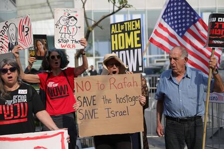Reclamos por la liberación de rehenes israelíes donde se hospeda Blinken. Foto: EFE.