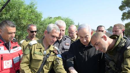 Benjamín Netanyahu visitó la zona afectada por los incendios en Israel tras ataque de Hezbollah. Foto: EFE.