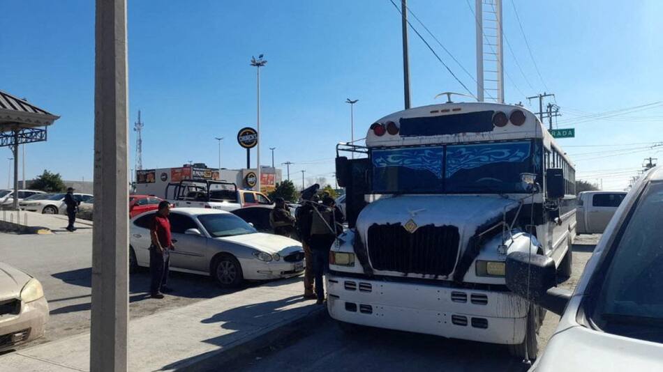 La policía junto al micro que transportaba a los migrantes rescatados. Foto: Reuters