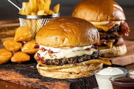 Hamburguesa con papas fritas.