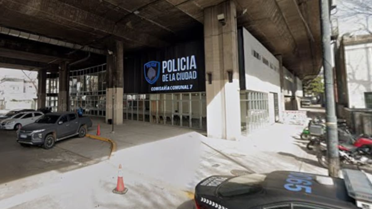 Tragedia en Flores: un policía murió aplastado por un cartel que se desprendió desde la Autopista 25 de Mayo