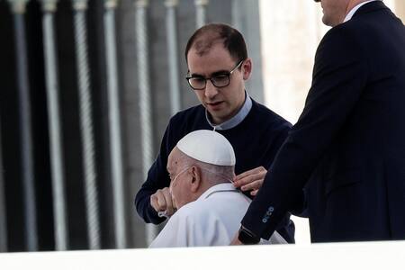 El papa Francisco reapareció ante los fieles en la plaza de San Pedro durante su convalecencia. EFE/EPA/GIUSEPPE LAMI