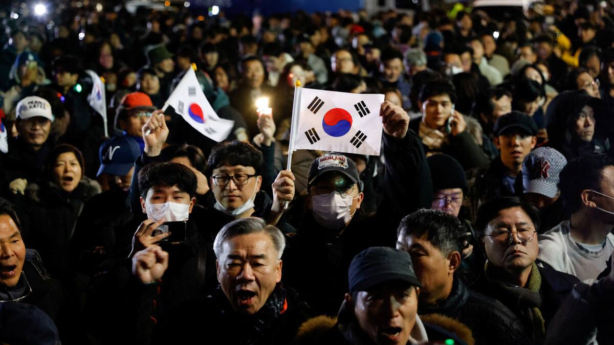 Manifestantes piden la renuncia de Yoon Suk-yeol tras el anuncio de Ley Marcial en Corea del Sur. Foto: REUTERS.