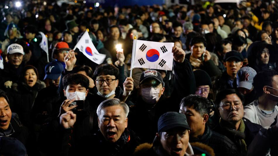 Manifestantes piden la renuncia de Yoon Suk-yeol tras el anuncio de Ley Marcial en Corea del Sur. Foto: REUTERS.