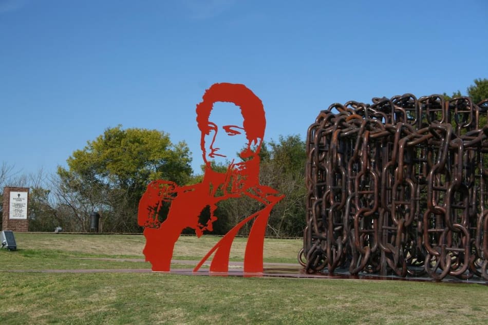 Monumento de San Pedro a los héroes de la batalla de Vuelta de Obligado, en el sitio en donde se celebró la misma