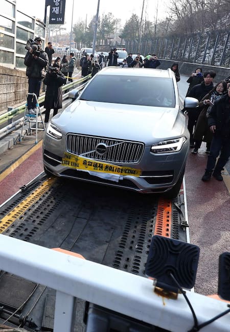 El auto en el que fue hallado sin vida Lee Sun-kyun. Foto: EFE.