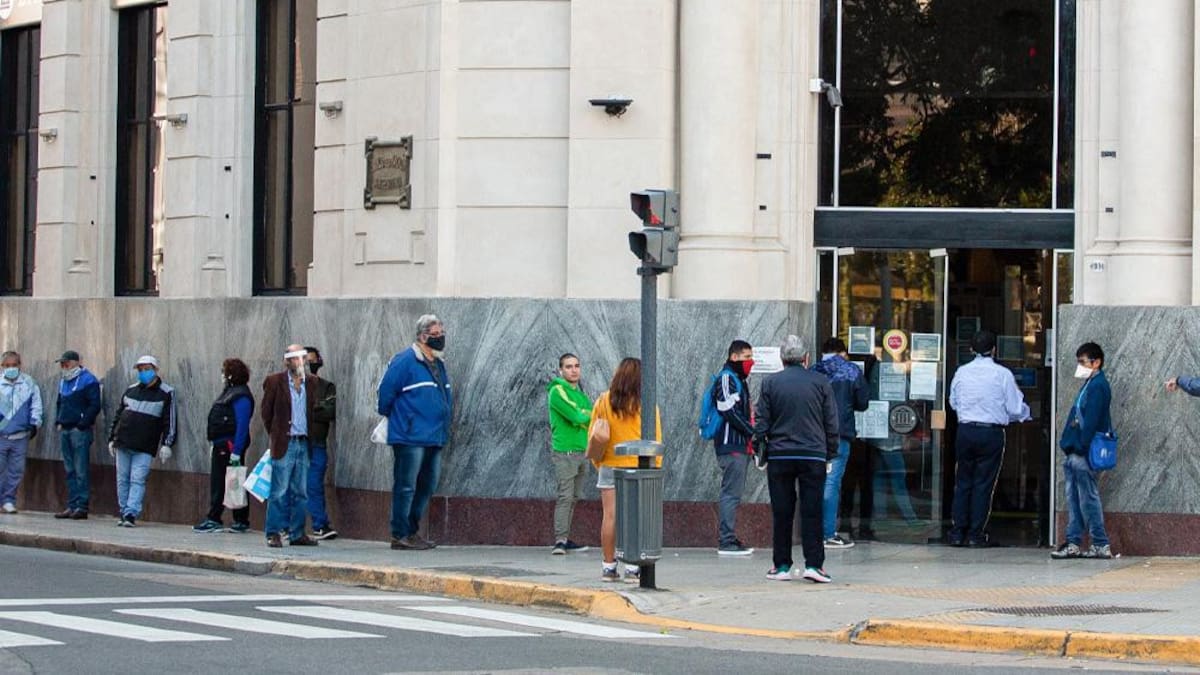 Banco, fila de clientes, atención bancaria, NA
