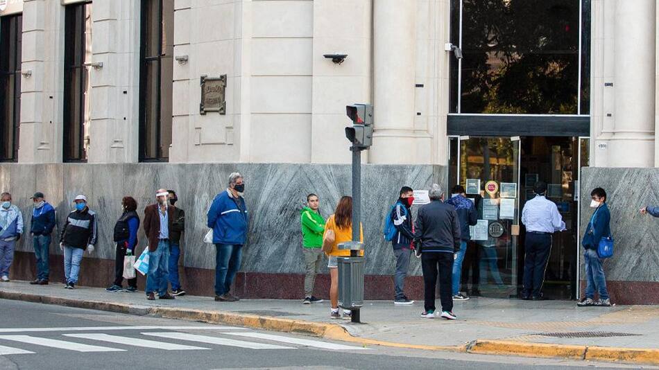 Banco, fila de clientes, atención bancaria, NA