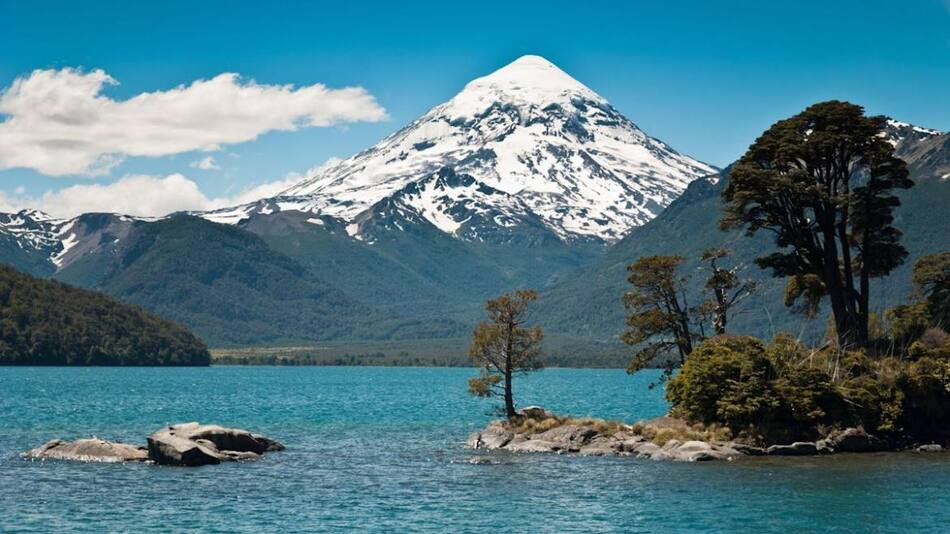 Volcán Lanín. Foto: EFE.