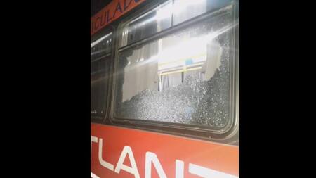 Agresión a un colectivo. Foto: Twitter.