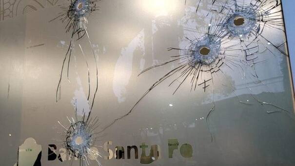 Ataque mafioso en Rosario: tiroteo contra un banco y amenazas para un precandidato a gobernador de JxC