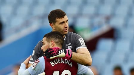 Emiliano Martínez y Emiliano Buendia en el Aston Villa. Foto: REUTERS.